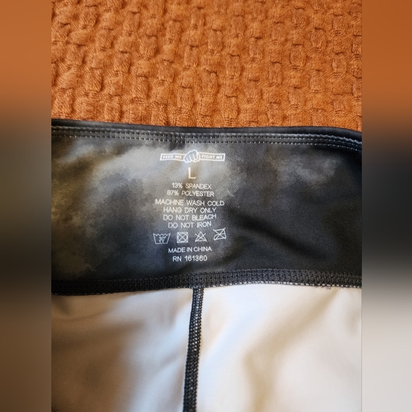 Feed Me Fight Me Chalk Print leggings - Picture 4 of 4